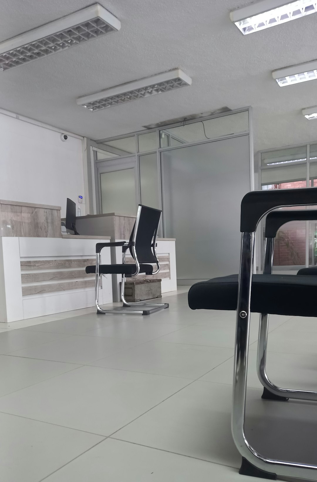 portfolio-02 a-room-with-chairs-and-a-table-jbbnifdaeji